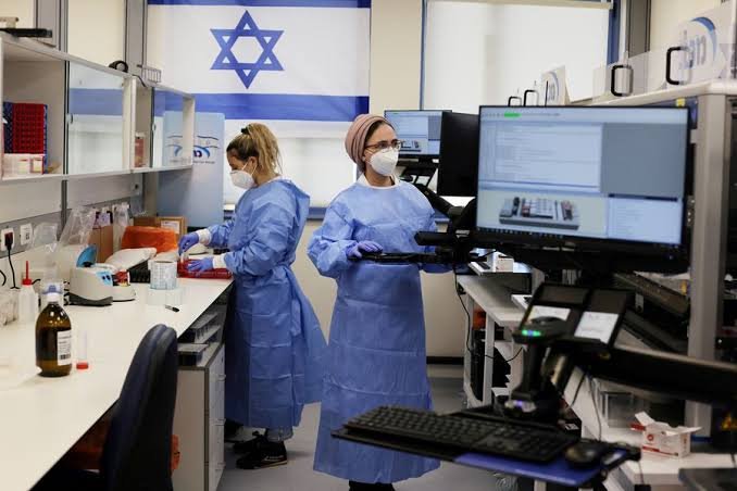 ISRAEL DETECTA EL PRIMER CASO DE ÓMICRON, LA NUEVA VARIANTE DE COVID