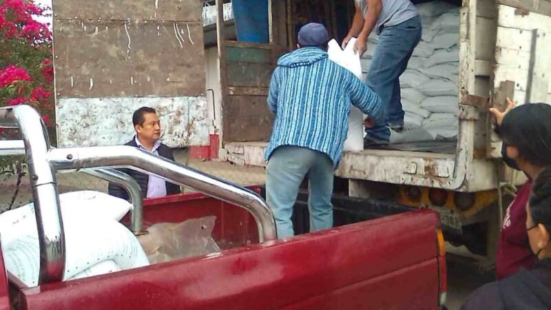 ENTREGAN APOYOS A AGRICULTORES