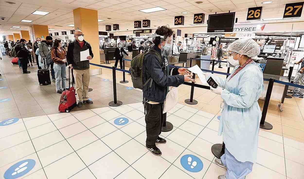 SUDÁFRICA EXIGE ANULACIÓN “URGENTE” DE RESTRICCIONES DE VIAJE POR ÓMICRON