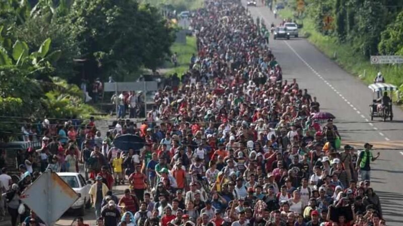 DOS CARAVANAS DE MIGRANTES FINALIZAN SU RECORRIDO AL ENTREGARSE A AUTORIDADES MEXICANAS