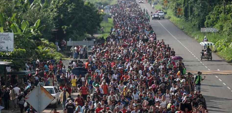 DOS CARAVANAS DE MIGRANTES FINALIZAN SU RECORRIDO AL ENTREGARSE A AUTORIDADES MEXICANAS