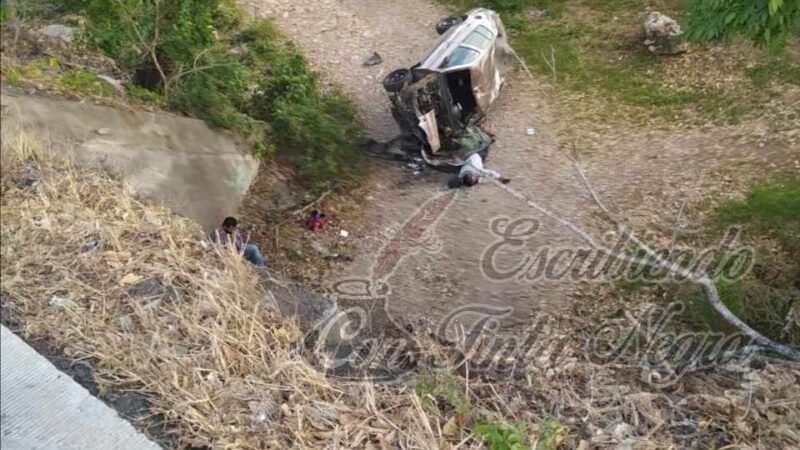 CAE AUTO DE PUENTE; UN MUERTO EL SALDO