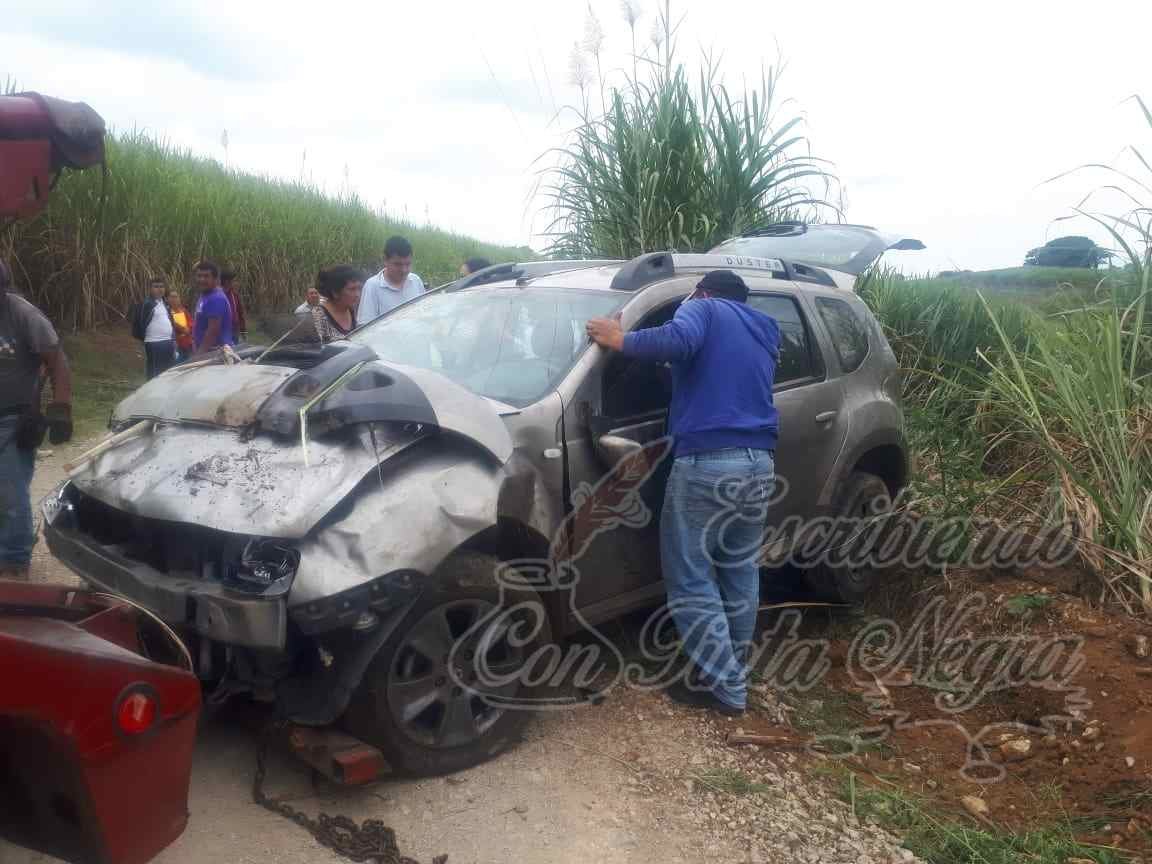 SE SALE CAMIONETA DE LA CARRETERA