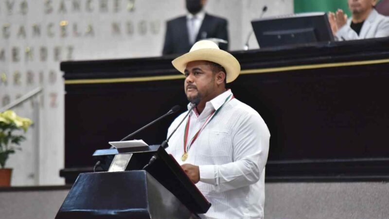 RECIBE POETA MEDALLA ADOLFO RUIZ CORTINES