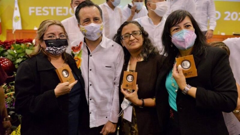 ENTREGA SEV CONDECORACIONES A DOCENTES  POR 30 Y 40 AÑOS DE SERVICIO
