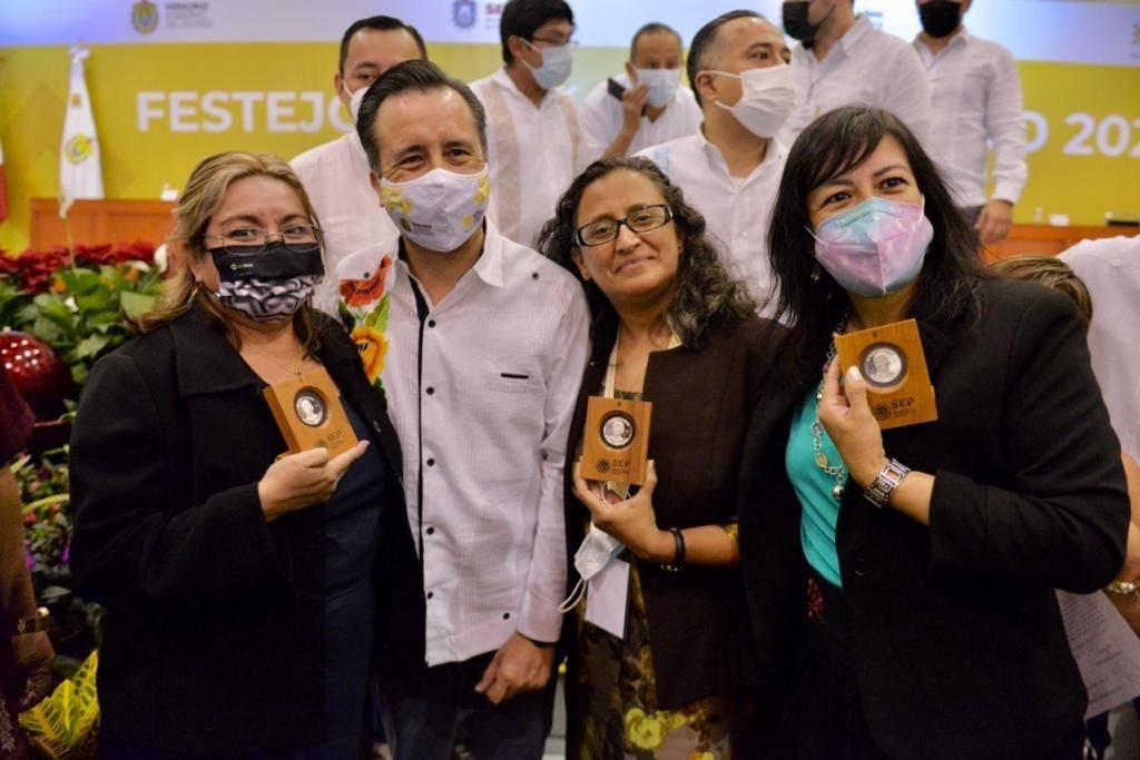 ENTREGA SEV CONDECORACIONES A DOCENTES  POR 30 Y 40 AÑOS DE SERVICIO