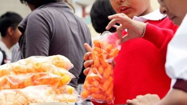 APRUEBAN PROHIBIR VENTA DE COMIDA CHATARRA EN ESCUELAS DE EDUCACIÓN BÁSICA