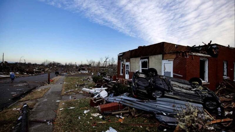 TORNADOS MATAN A DECENAS DE PERSONAS EN CINCO ESTADOS DE EU