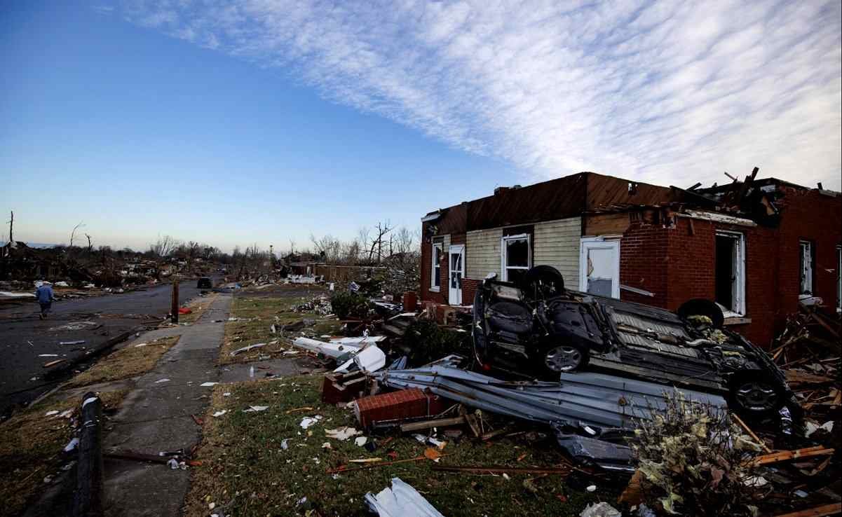 TORNADOS MATAN A DECENAS DE PERSONAS EN CINCO ESTADOS DE EU
