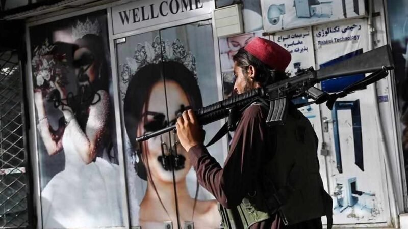 RETIRÁN IMÁGENES DE MUJERES EN CARTELES Y ANUNCIOS EN AFGANISTÁN
