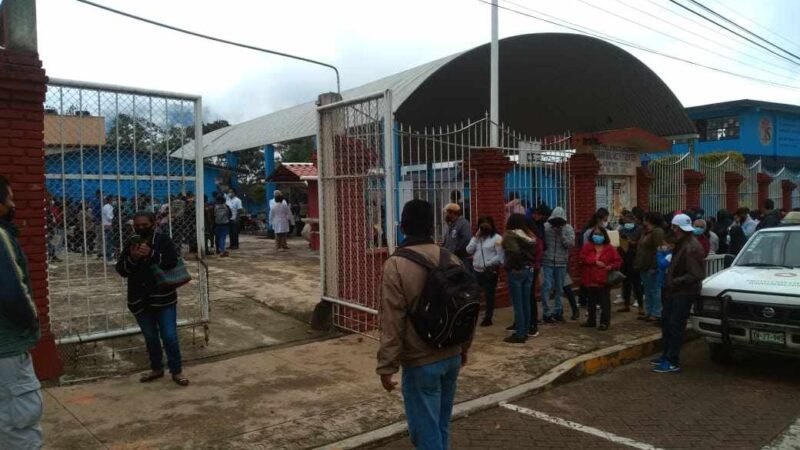 APLICAN VACUNA ANTICOVID A ADOLESCENTES