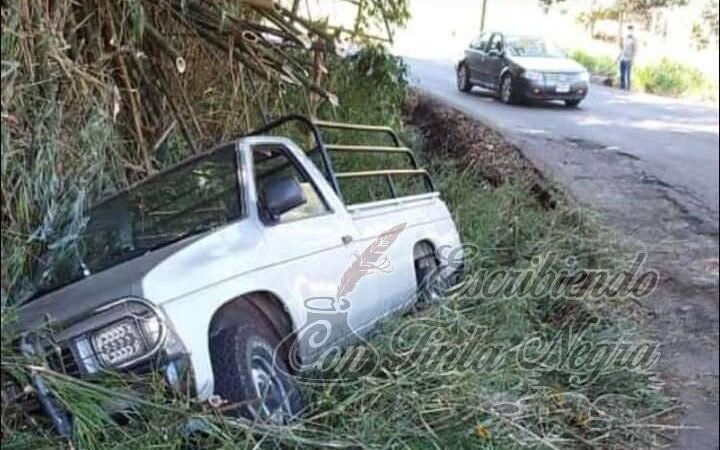 SE SALE CAMIONETA DE LA CARRETERA