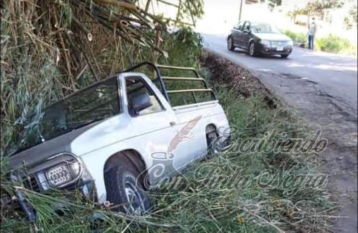 SE SALE CAMIONETA DE LA CARRETERA