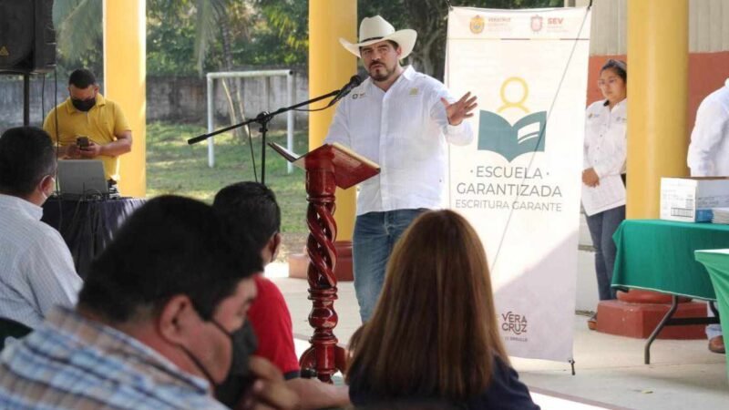 ENTREGA ZENYAZEN ESCOBAR DOCUMENTOS A 41 ESCUELAS