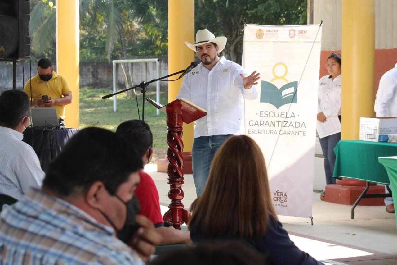 ENTREGA ZENYAZEN ESCOBAR DOCUMENTOS A 41 ESCUELAS