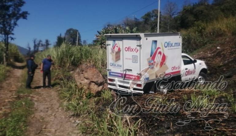 SE SALE CAMIONETA DE LA CARRETERA
