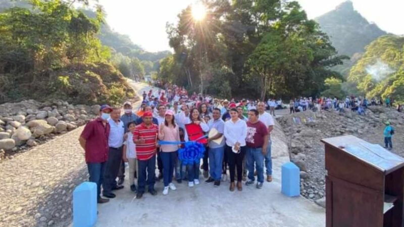 INAUGURA OLGA SÁNCHEZ PASO EN XOPILAPA