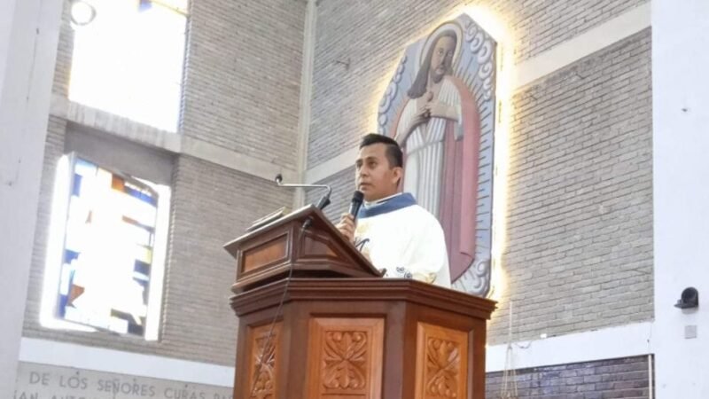 CELEBRA PADRE EDGAR SOBAC SU CANTA MISA