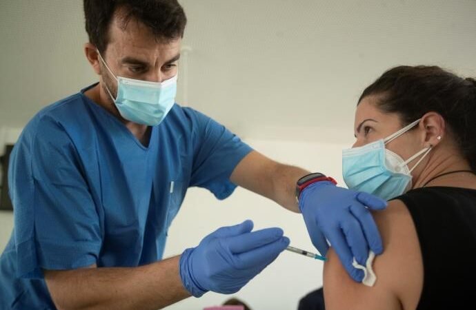 “NO PODEMOS VACUNAR AL PLANETA CADA SEIS MESES”, DICE CREADOR DE VACUNA ASTRAZENECA