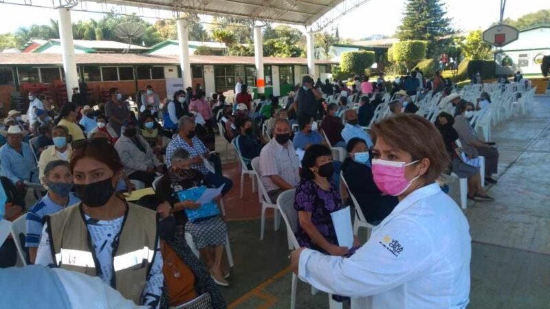 APLICAN 6 MIL DOSIS DE VACUNA CONTRA COVID-19 EN COSCOMATEPEC