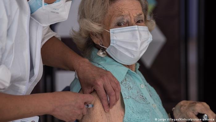 CHILE SE CONVIERTE EN EL PRIMER PAÍS EN APLICAR LA CUARTA DOSIS ANTICOVID