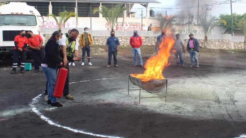 SE CAPACITA PERSONAL DE DIF DE ATOYAC EN USO DE EXTINTORES