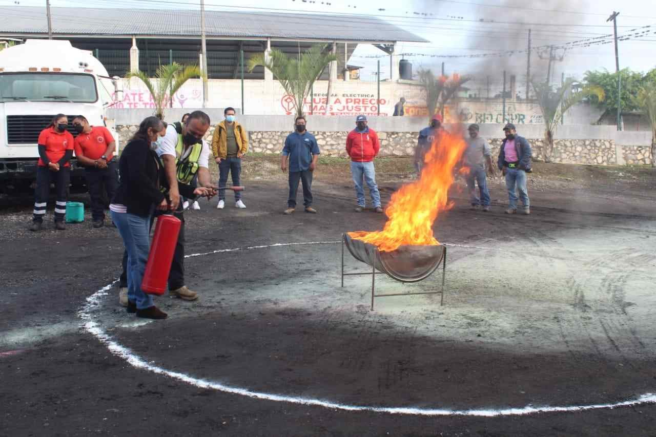 SE CAPACITA PERSONAL DE DIF DE ATOYAC EN USO DE EXTINTORES