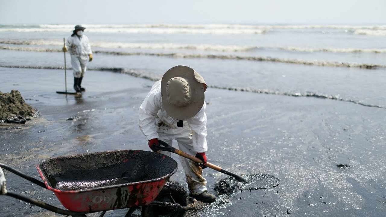 PERÚ DECLARA EMERGENCIA AMBIENTAL POR DERRAME DE PETRÓLEO PROVOCADO POR TSUNAMI