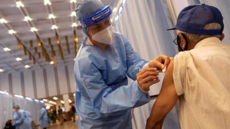 LA CUARTA DOSIS TRIPLICA PROTECCIÓN ANTE CASOS GRAVES PARA MAYORES DE 60 AÑOS