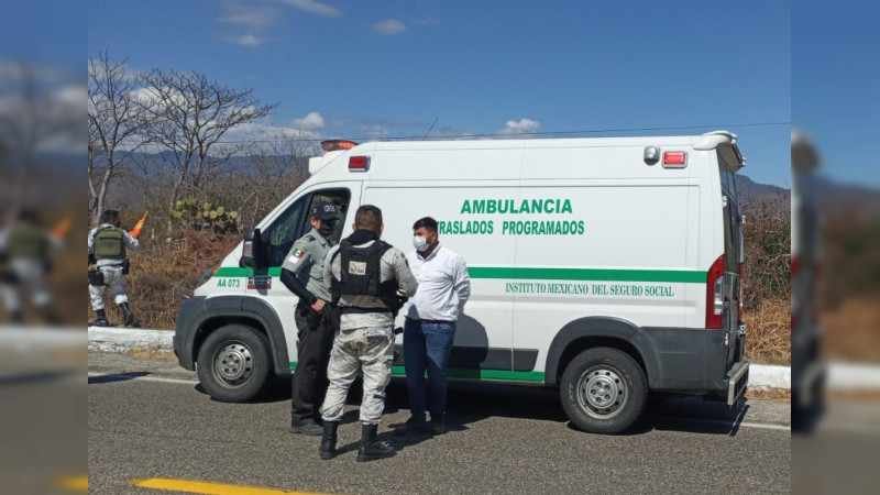 INTERCEPTAN A 28 MIGRANTES QUE VIAJABAN EN AMBULANCIA FALSA DEL IMSS