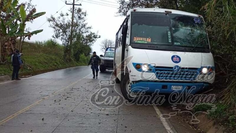 SE ESTRELLA AUTOBÚS CONTRA CERRO