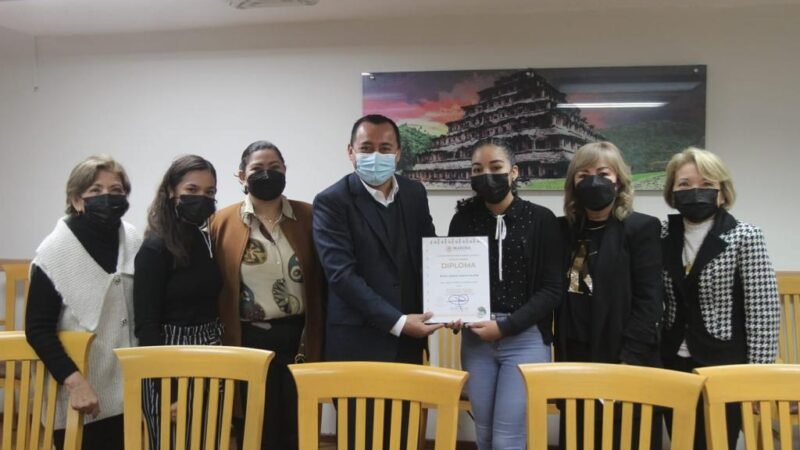 PREMIAN A GANADORAS DE CONCURSO “LA LITERATURA Y LA MAR”