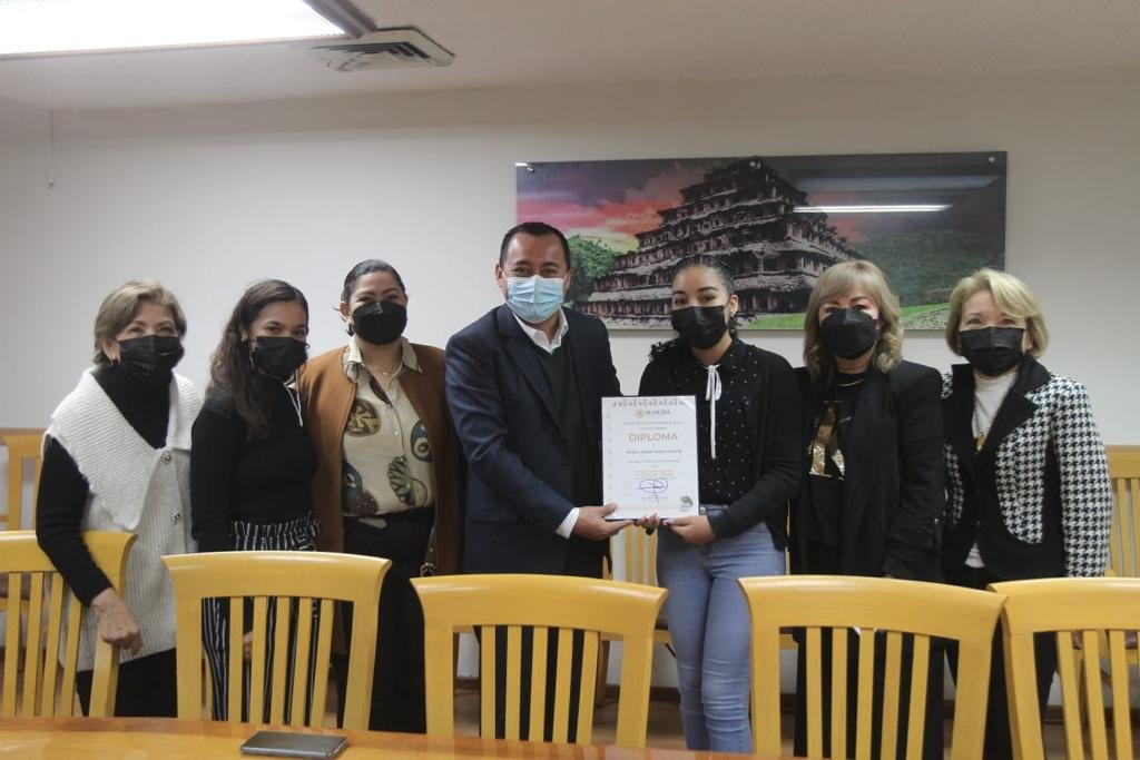 PREMIAN A GANADORAS DE CONCURSO “LA LITERATURA Y LA MAR”