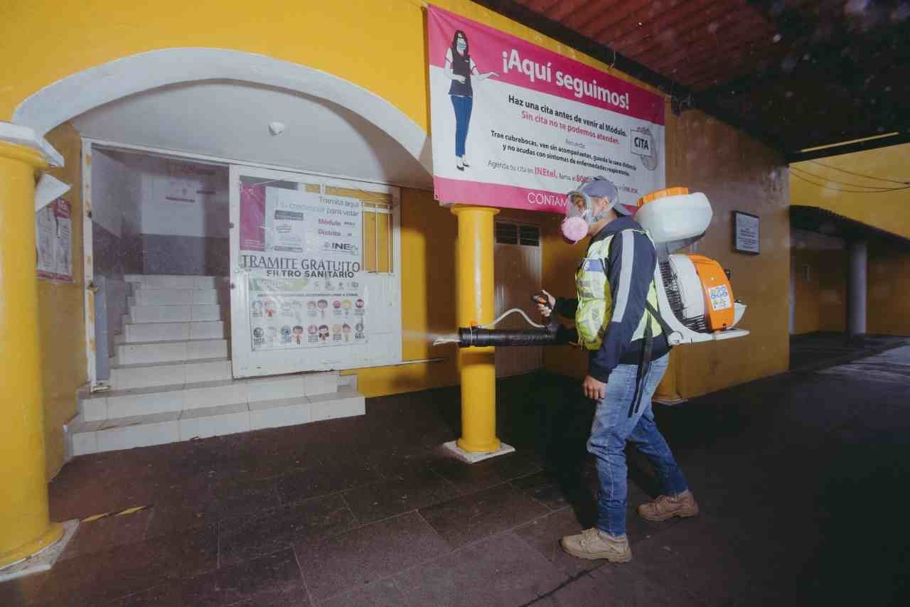 SANITIZAN ESPACIOS PÚBLICOS DE COSCOMATEPEC