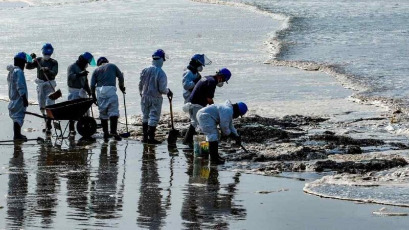 DERRAME DE PETRÓLEO EN PERÚ SUMA 24 PLAYAS CONTAMINADAS