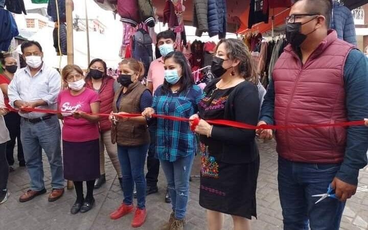 INAUGURA ALCALDESA PLAZA DEL JUGUETE EN IXHUATLÁN