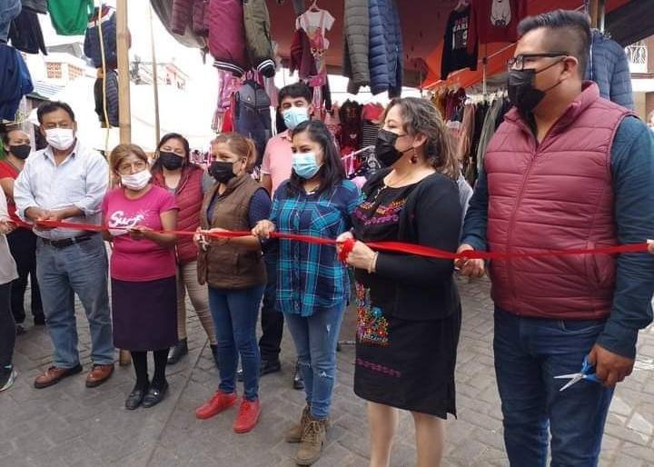 INAUGURA ALCALDESA PLAZA DEL JUGUETE EN IXHUATLÁN