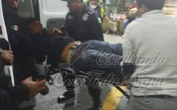 SE ESTAMPA MOTOCICLISTA CONTRA POSTE