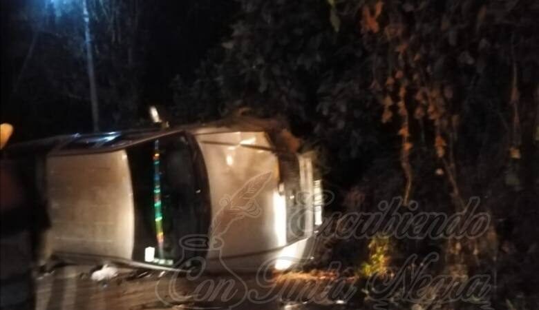 VUELCA CAMIONETA EN COSCOMATEPEC