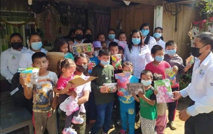 LLEVAN FESTEJO DEL DÍA DE REYES A COMUNIDADES DE IXHUATLÁN