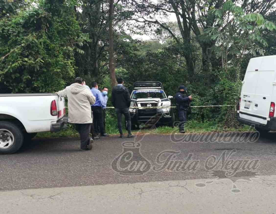 ENCUENTRAN A HOMBRE COLGADO DE UN ÁRBOL
