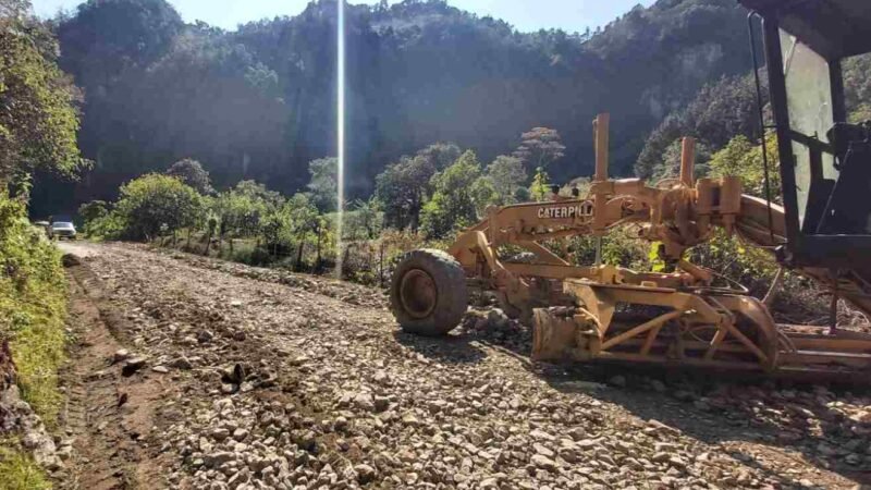ALCALDE DE ALPATLÁHUAC DA MANTENIMIENTO A CAMINOS SACA COSECHA