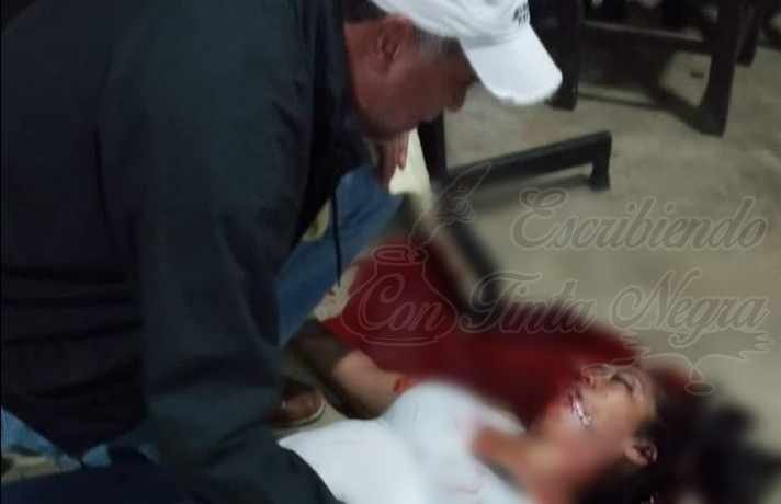 BALEAN A MUJER AFUERA DE BAR