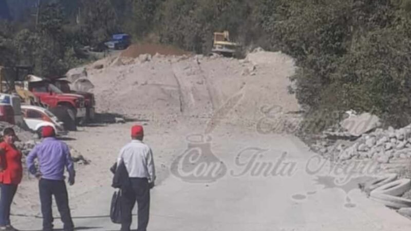 DERRUMBE BLOQUEA PASO A COMUNIDADES DE COSCOMATEPEC