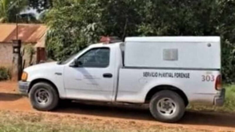 MUJER DECIDE ESCAPAR POR LA PUERTA FALSA