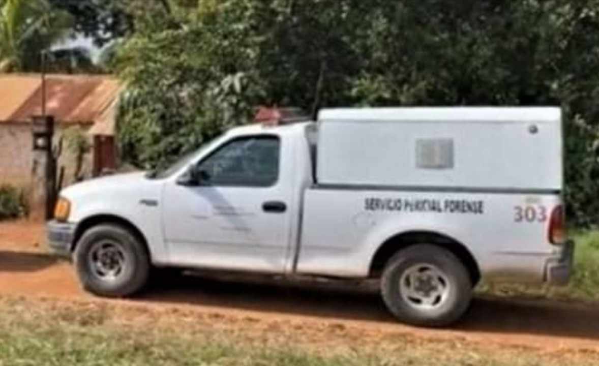 MUJER DECIDE ESCAPAR POR LA PUERTA FALSA