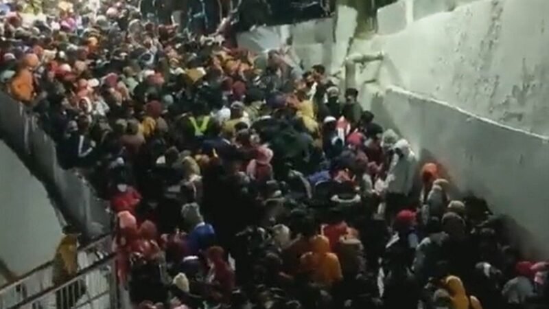 ESTAMPIDA EN TEMPLO DE INDIA DEJÓ 12 MUERTOS Y 13 HERIDOS