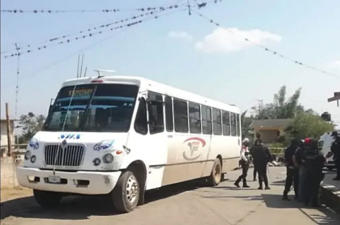 MATA AUTOBÚS A NIÑA