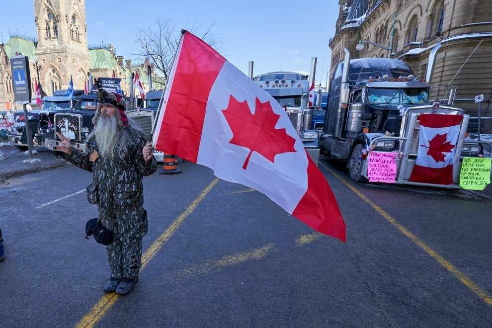 AUMENTAN PROTESTAS DE ANTIVACUNAS EN OTTAWA Y OTRAS PARTES DE CANADÁ