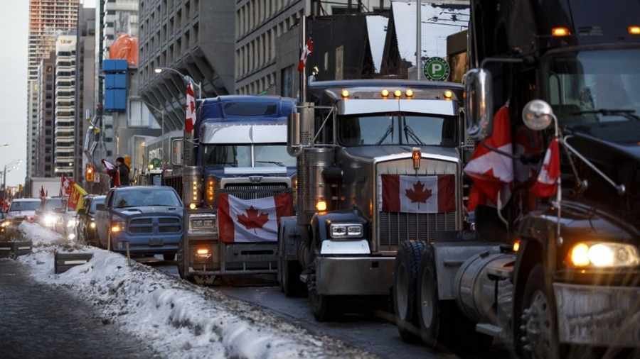 POLICÍA DE CANADÁ DESALOJA A CAMIONEROS OPOSITORES A MEDIDAS DE COVID-19 EN PUENTE AMBASSADOR